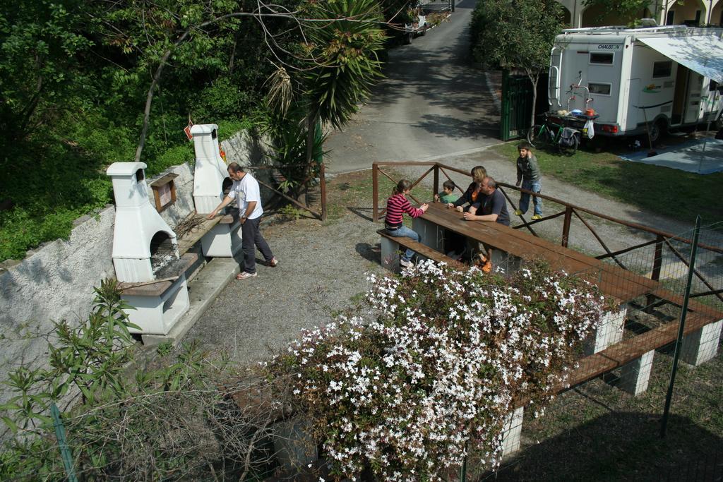 Camping Delfino Hotel Albenga Exterior photo